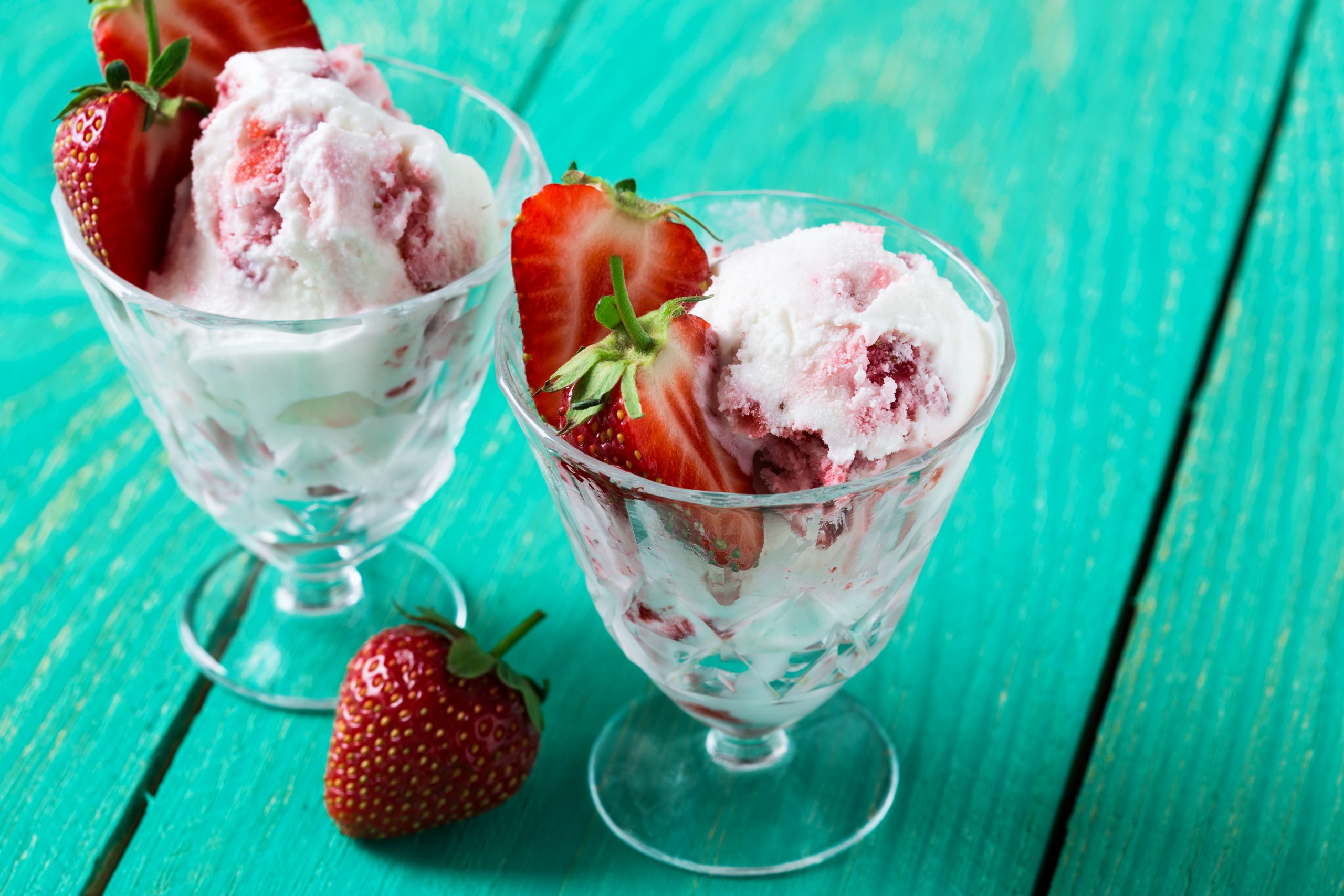 Eiweiß-Vanilleeis mit Erdbeeren und Erdbeersauce - invikoo invikoo