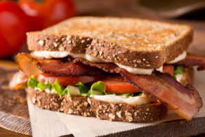 Sandwich mit Tomate, Bacon und Mozzarella
