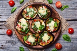 Auberginen-Pizzen mit Tomaten und Mozzarella