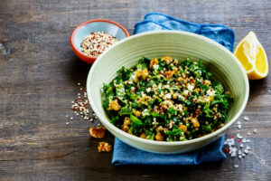 Grünkohl-Quinoa-Salat mit Feta, Nüssen und Apfeldressing