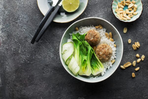 Hackfleischbällchen mit Reis, Pak Choi und Zucchini