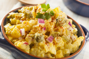 Kartoffelsalat mit Gewürzgurke und Curry