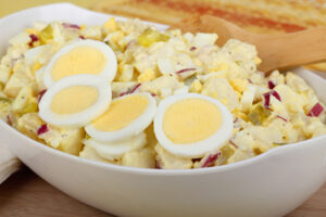 Kartoffel-Gewürzgurkensalat mit Ei und Joghurt-Dressing