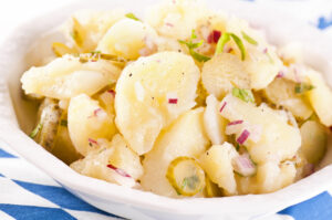 Kartoffelsalat mit Gewürzgurken und Zwiebeln