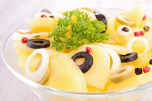 Kartoffelsalat mit Oliven und Zwiebeln