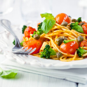 Spaghettisalat mit Tomaten, Brokkoli und Kapern