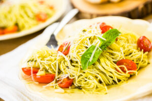 Pasta mit Pesto, Tomaten und Parmesan