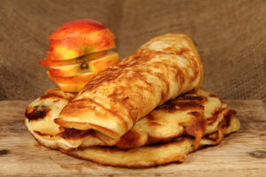Pfannkuchen mit Erdnussbutter und Apfel