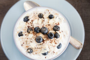 Blaubeer-Quinoa mit Mandelmilch