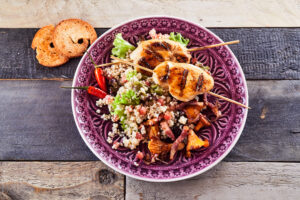 Quinoa-Salat mit Speck-Pfifferlingen und Hühnchen