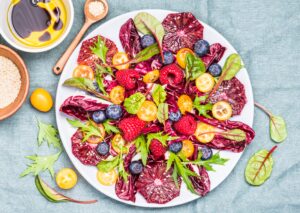 Salat mit Blutorange, Himbeeren und Tomaten