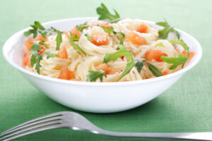 Spaghetti-Salat mit Rucola, Paprika und Parmesan