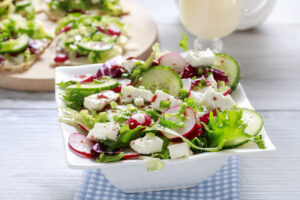 Radieschen-Salat mit Gurke und Feta