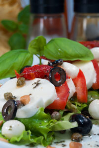 Tomaten-Mozzarella-Salat mit Kapern und Oliven