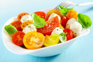 Salat mit Tomaten und Mozzarella