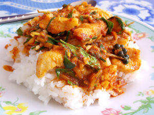 Seebarsch-Curry mit Reis, Blattspinat und Paprika