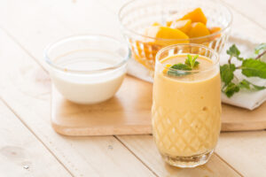 Shake mit Mango, Joghurt und Mandelmus
