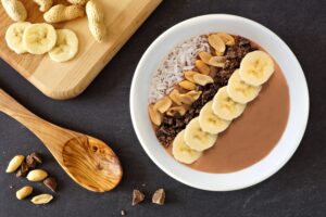 Smoothie Bowl mit Erdnussmus, Bananen und Kakao