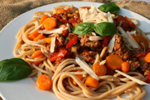 Spaghetti-Bolognese mit Möhre und Paprika