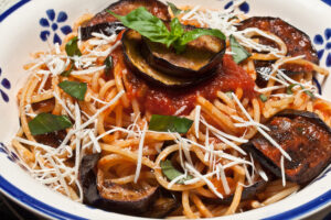 Spaghetti mit Aubergine, Tomatensoße und Parmesan