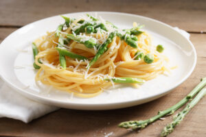 Spaghetti mit grünem Spargel, Erbsen und Parmesan