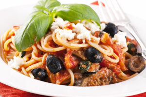Spaghetti mit Oliven, Tomatensoße und Feta
