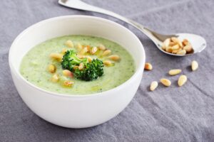 Suppe mit Soja-Hackfleisch, Kartoffeln, Brokkoli und Pinienkernen