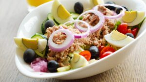 Thunfisch-Salat mit Gurke, Ei und Oliven