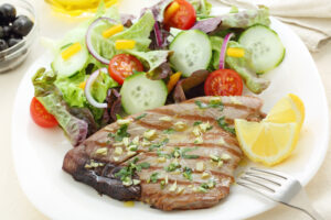 Thunfischsteak mit Salat