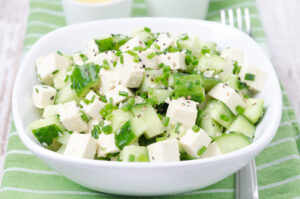 Tofu-Salat mit Gurke, Frühlingszwiebel und Sesamsamen