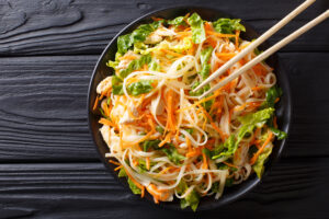 Vietnamesischer Hähnchen-Salat mit Reisnudeln und Möhren