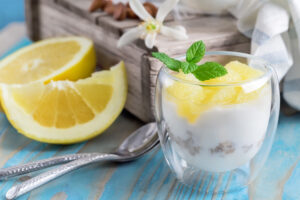 Zitronenjoghurt mit Honig, Zitronenmelisse und Eiweißpulver