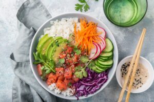 Poke Bowl mit Lachs und Gemüse