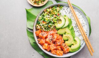 Poke Bowl mit Lachs, Avocado, Reis und Salat