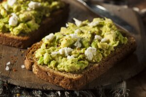 Avocado-Toast mit veganem Feta