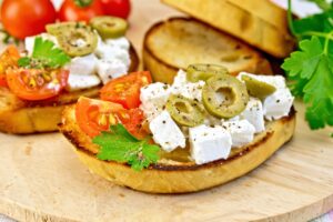 Baguette mit veganem Feta, Tomaten und Oliven