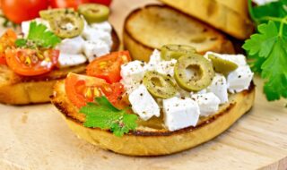 Baguette mit veganem Feta, Tomaten und Oliven