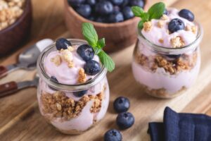 Bananen-Blaubeer-Quarkcreme mit Granola und Walnüssen