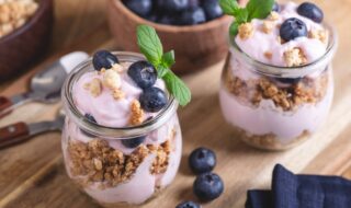 Blaubeer-Quarkcreme mit Walnussmüsli