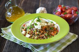 Buchweizen Bowl mit Paprika, Möhren und Fetakäse