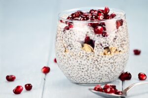 Chiasamenpudding mit Buchweizenflocken und Granatapfel