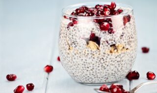 Chiasamenpudding mit Haferflocken und Granatapfel