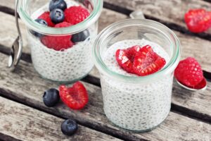 Chiasamenpudding mit Himbeeren und Heidelbeeren