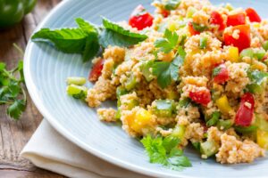 Couscoussalat mit Paprika, Avocado und Tomate