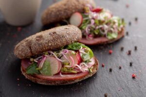 Eiweißbrötchen mit Kochschinken, Radieschen und Sprossen