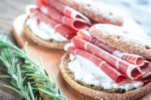 Eiweißbrötchen mit Kräuterquark und Schinken