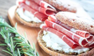 Eiweißbrötchen mit Kräuterquark und Schinken