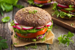 Eiweißbrötchen mit Hüttenkäse, Tomate, Gurke und Radieschen