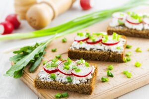 Körnerbrot mit veganer Feta-Creme und Radieschen