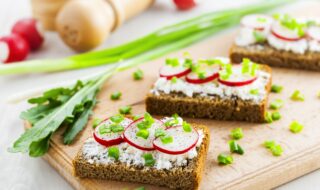 Körnerbrot mit Feta-Quark-Creme und Radieschen